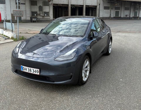 Grå Tesla Model Y fra 2021