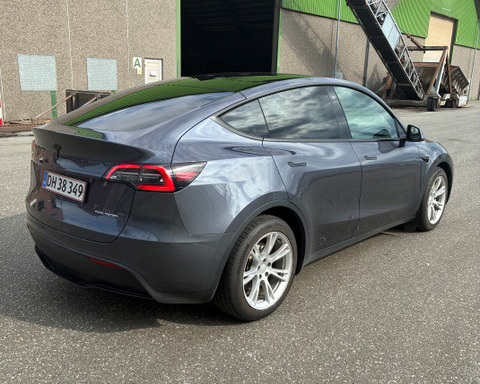 Grå Tesla Model Y fra 2021