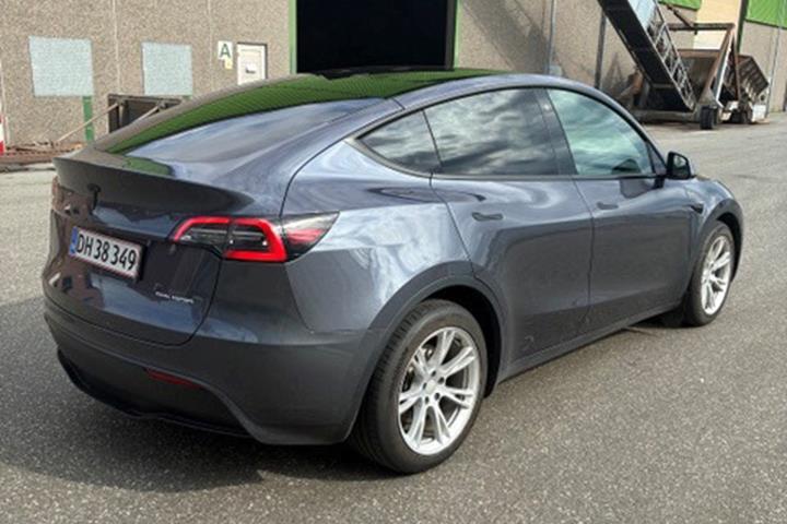 Grå Tesla Model Y fra 2021