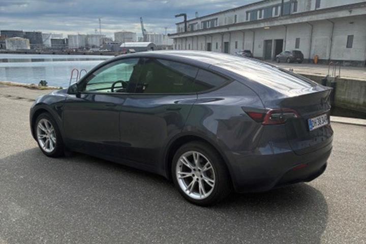 Grå Tesla Model Y fra 2021
