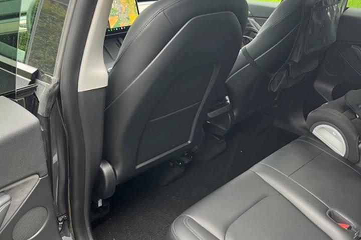 Grå Tesla Model Y fra 2021