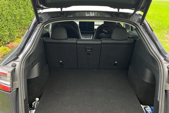 Grå Tesla Model Y fra 2021