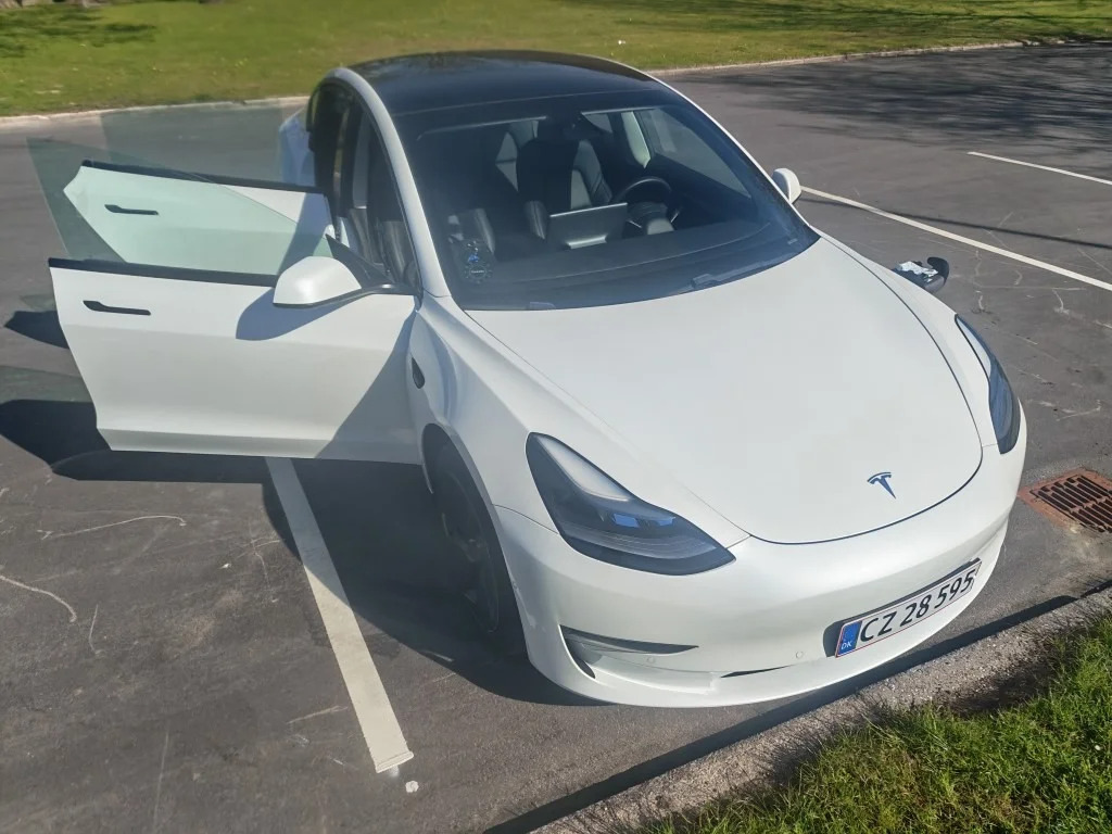 Hvid Tesla Model 3 fra 2021