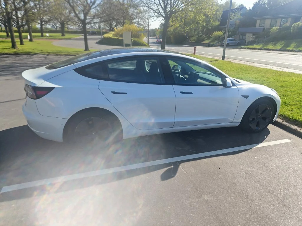 Hvid Tesla Model 3 fra 2021