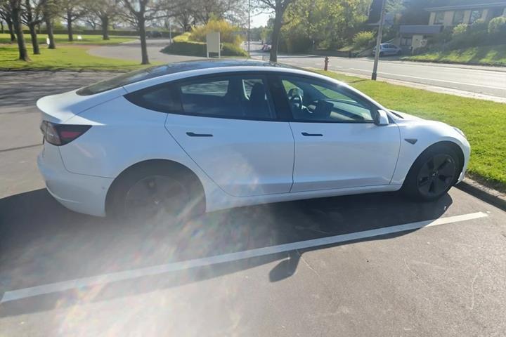 Hvid Tesla Model 3 fra 2021