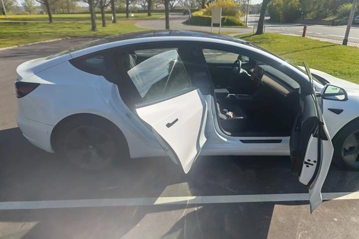 Hvid Tesla Model 3 fra 2021