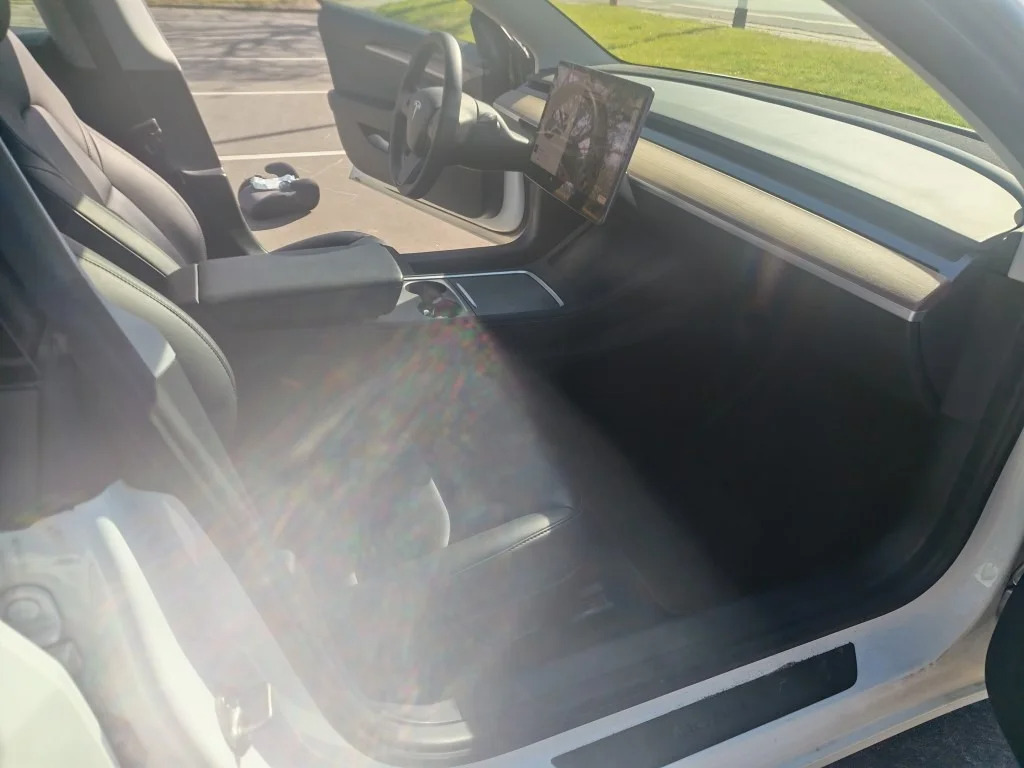 Hvid Tesla Model 3 fra 2021