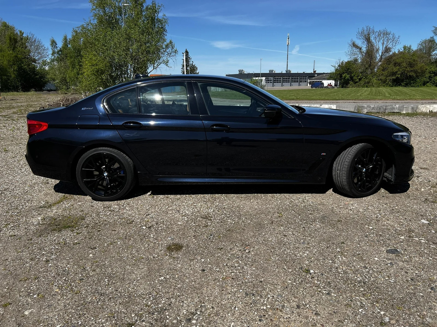 Sort BMW 530e fra 2019