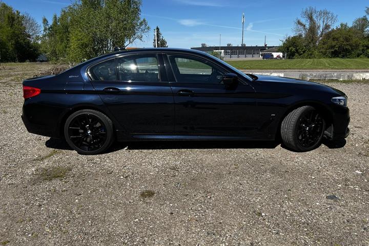 Sort BMW 530e fra 2019