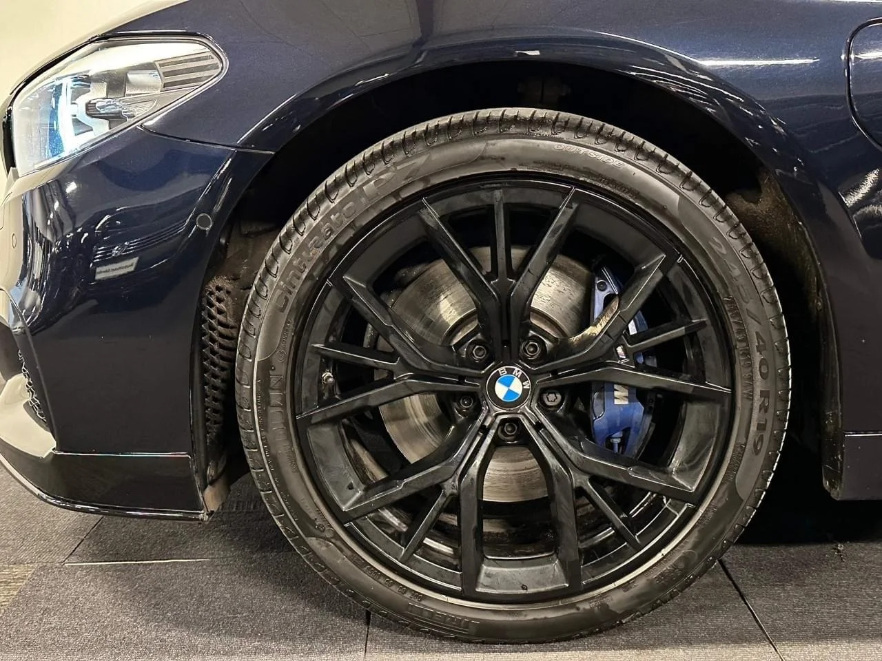 Sort BMW 530e fra 2019