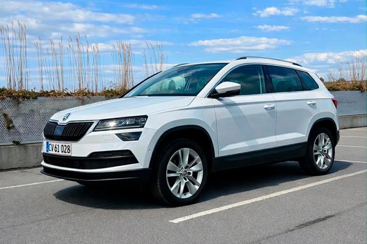 Hvid Skoda Karoq fra 2020