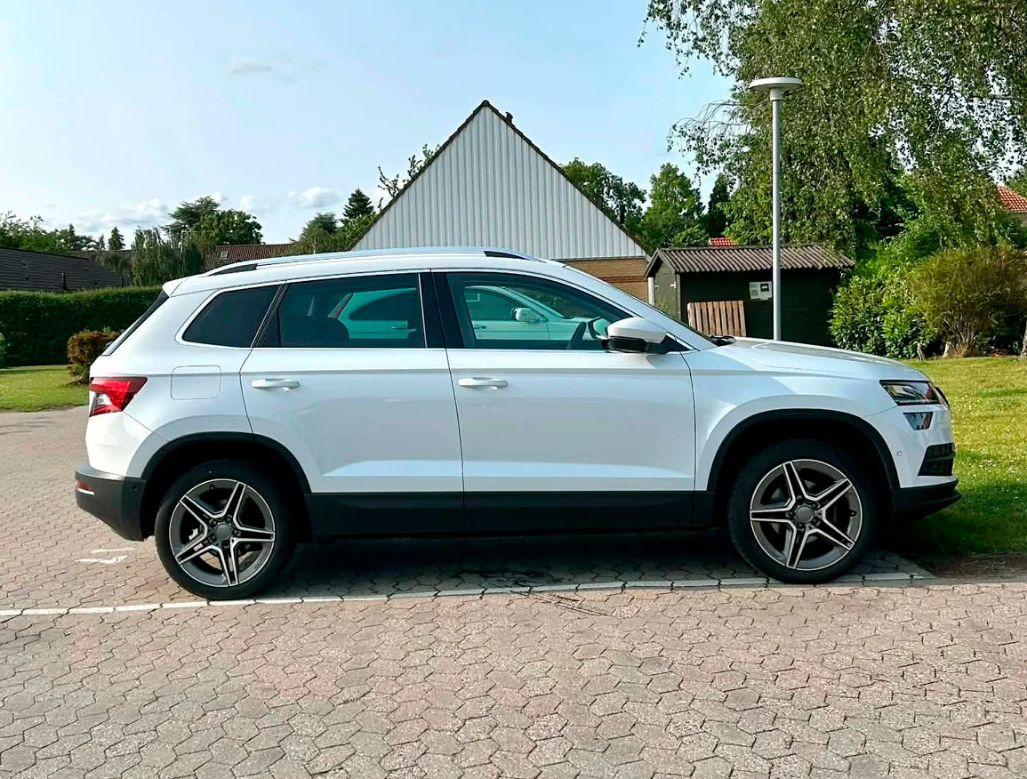 Hvid Skoda Karoq fra 2020