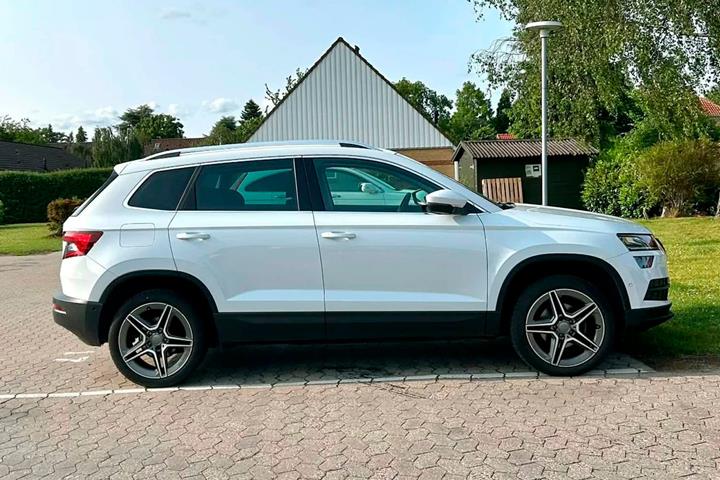 Hvid Skoda Karoq fra 2020