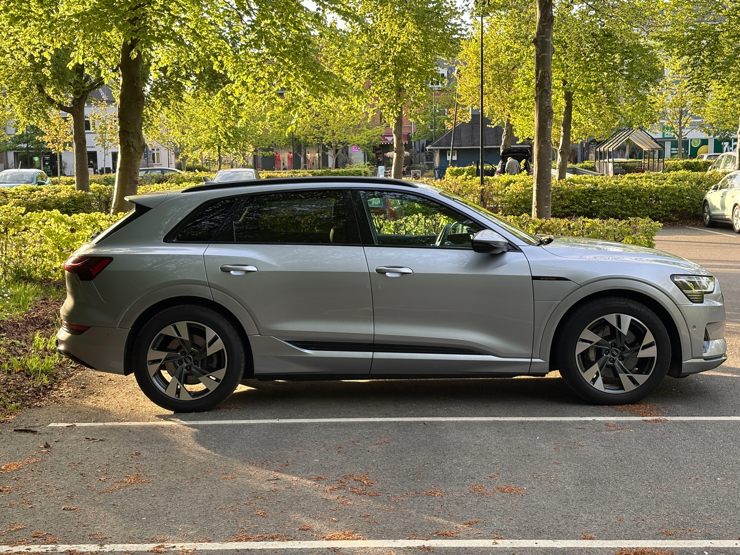 Grå Audi e-tron fra 2022