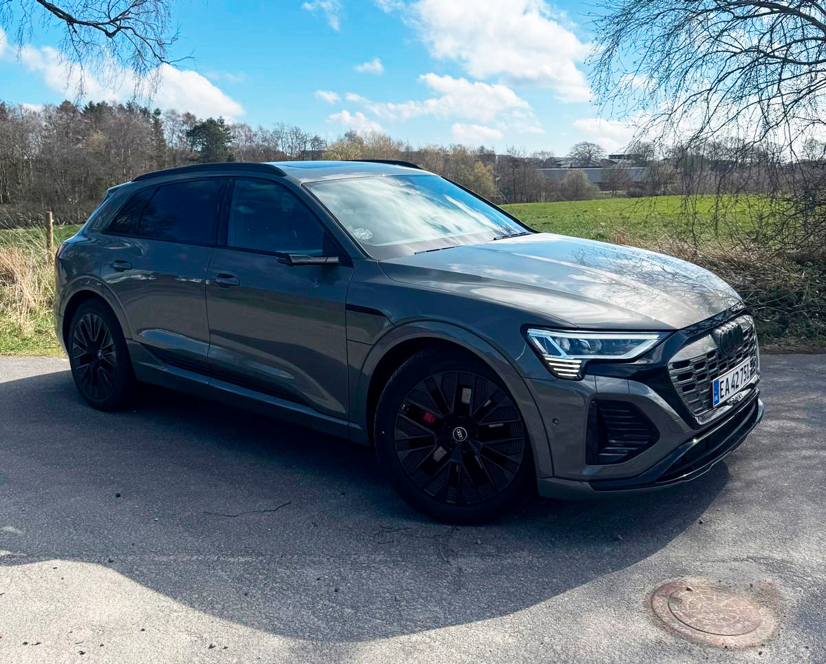 Grå Audi Q8 e-tron fra 2024
