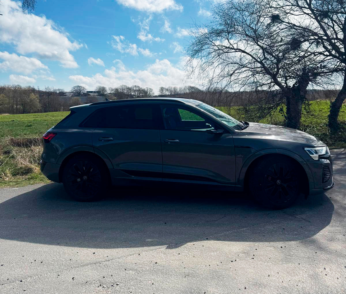 Grå Audi Q8 e-tron fra 2024