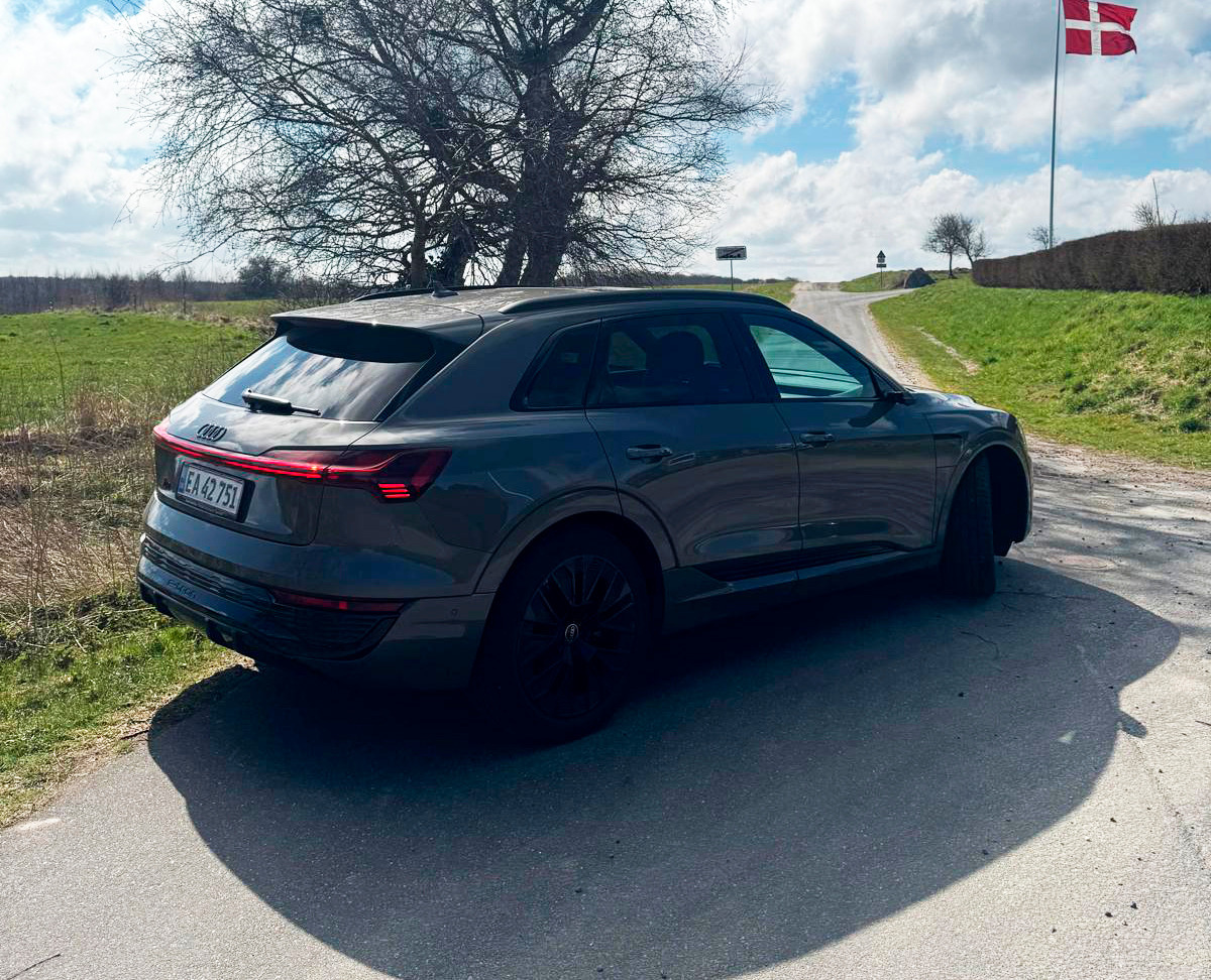 Grå Audi Q8 e-tron fra 2024