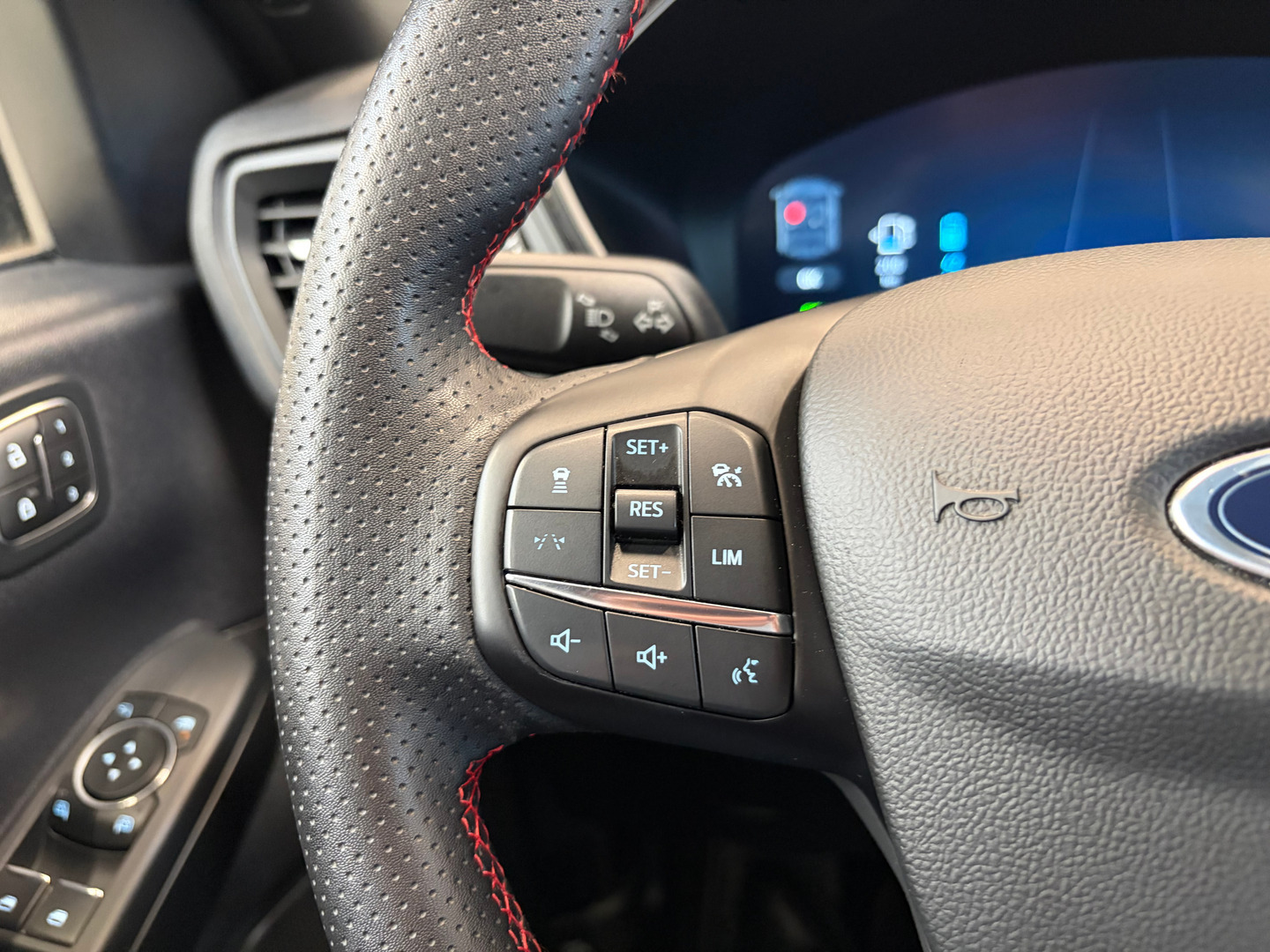 Sort Ford Kuga fra 2024