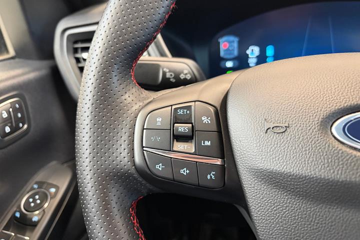 Sort Ford Kuga fra 2024