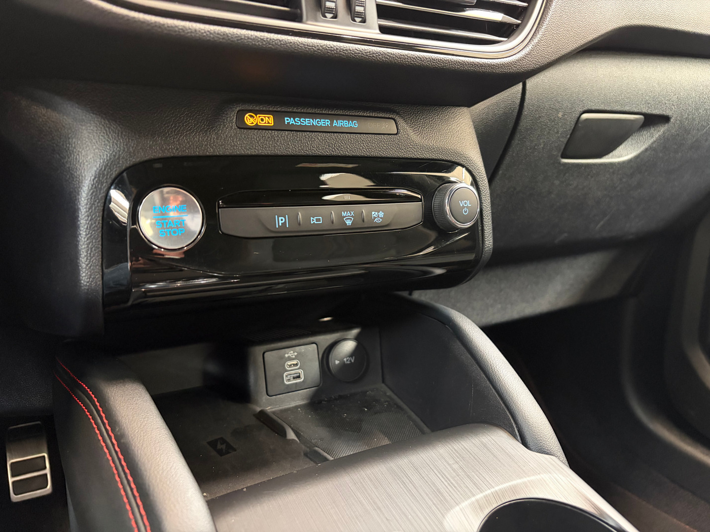 Sort Ford Kuga fra 2024