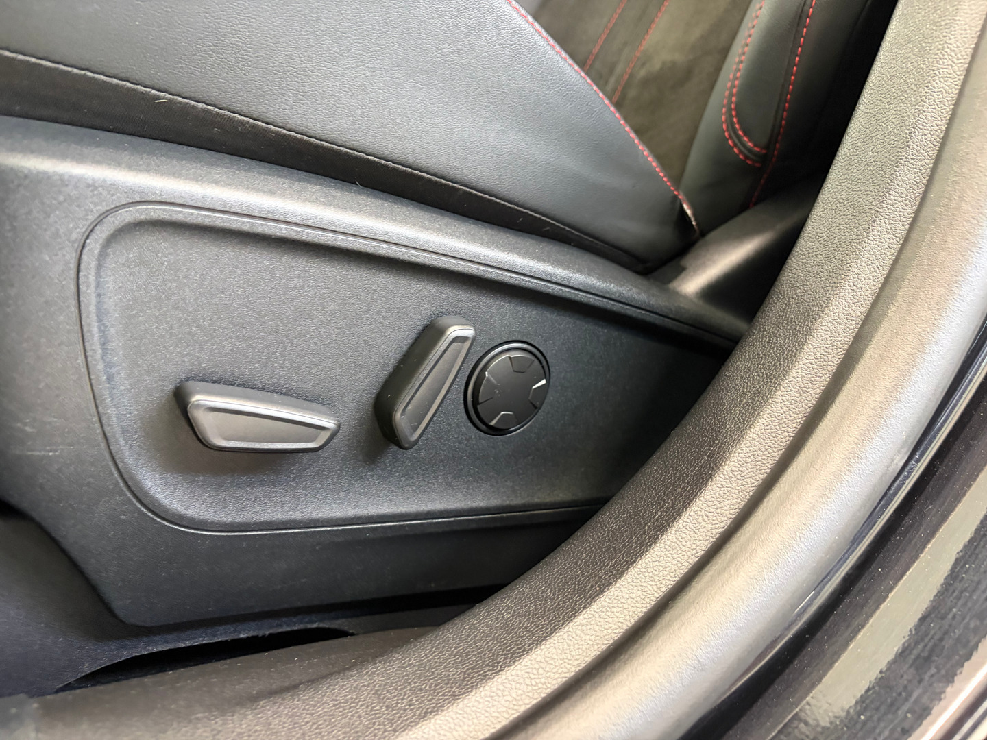 Sort Ford Kuga fra 2024