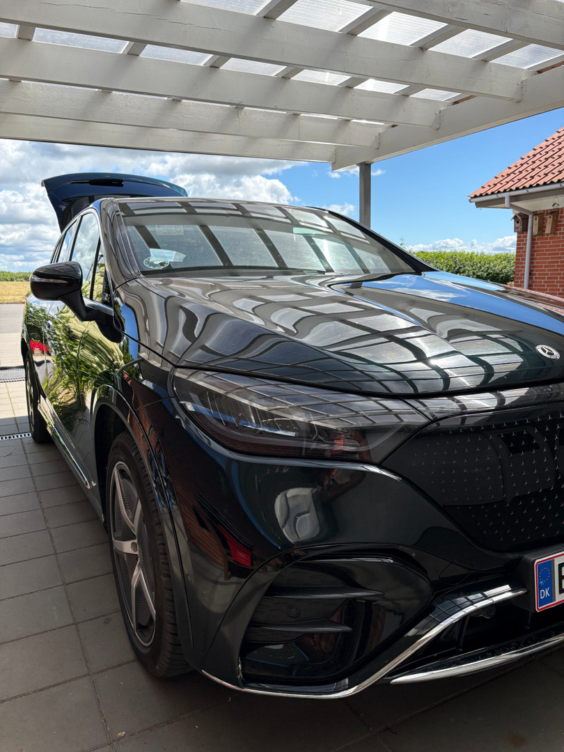 Grøn Mercedes EQE350 SUV fra 2025