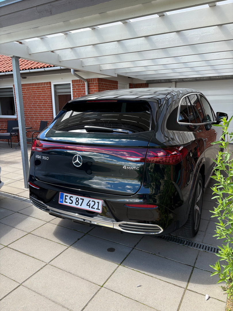 Grøn Mercedes EQE350 SUV fra 2025