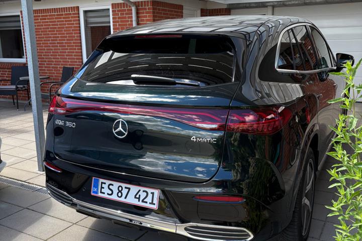 Grøn Mercedes EQE350 SUV fra 2025