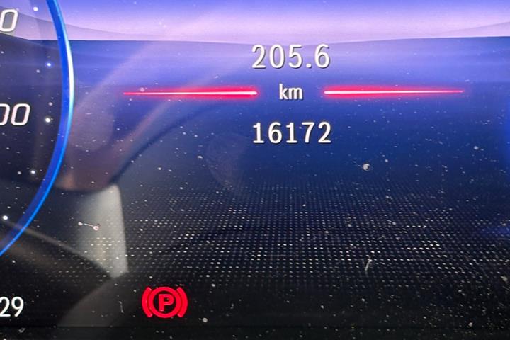 Grøn Mercedes EQE350 SUV fra 2025