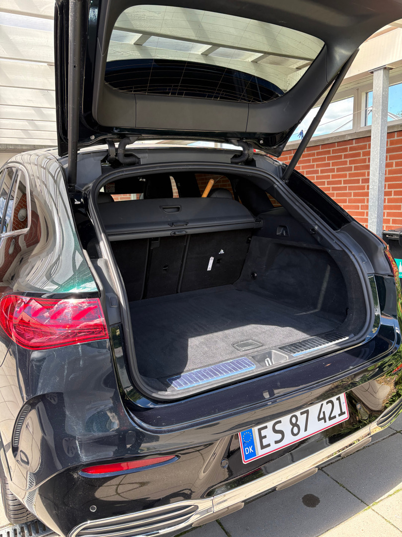 Grøn Mercedes EQE350 SUV fra 2025