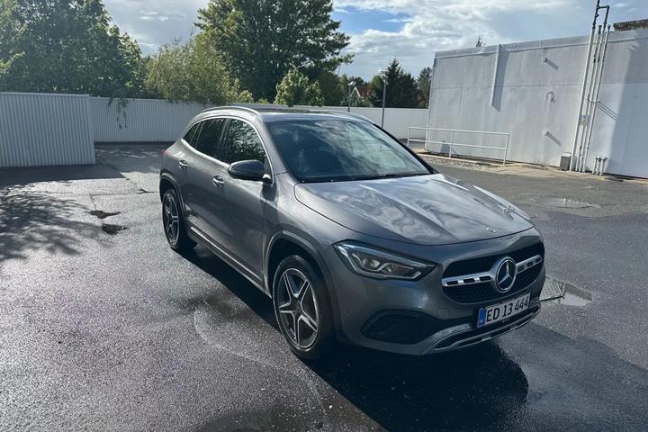 Grå Mercedes GLA250 fra 2020 set udefra