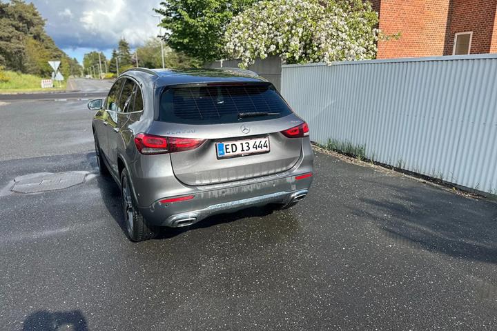 Grå Mercedes GLA250 fra 2020