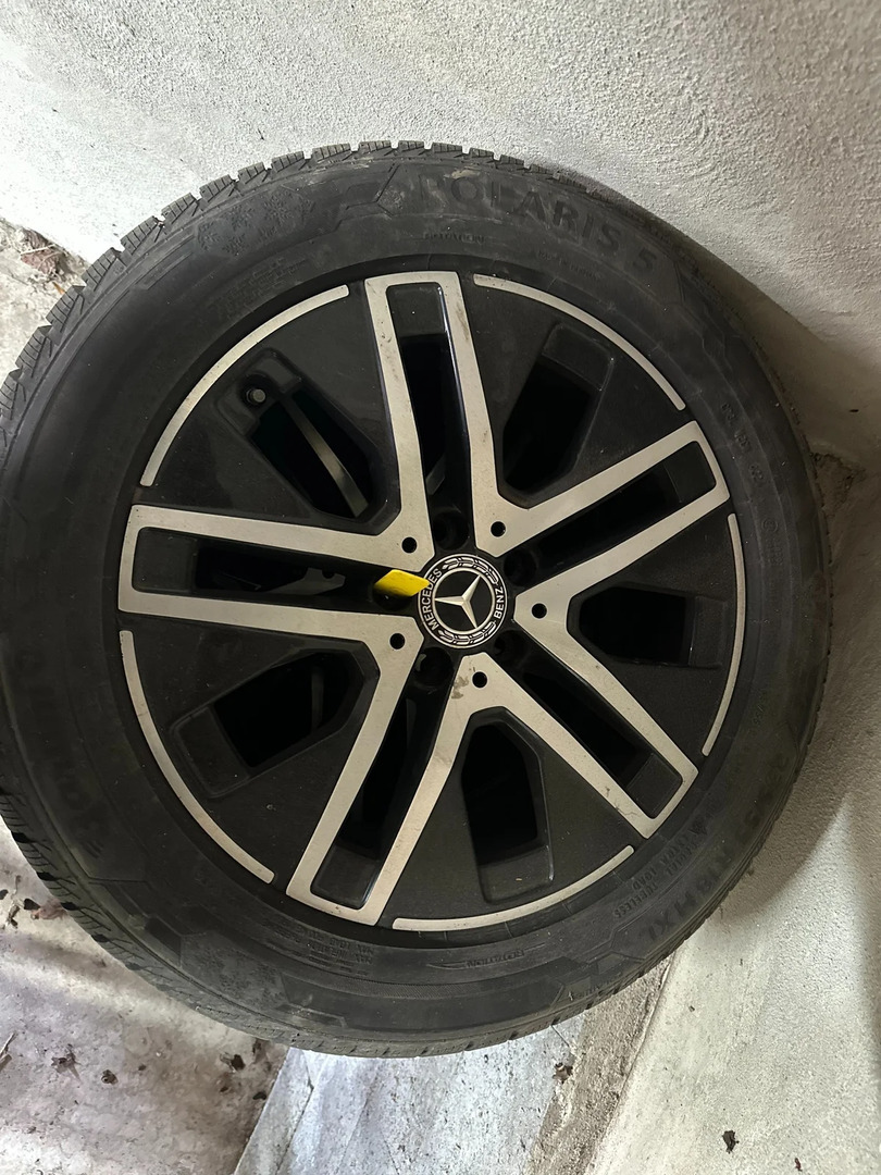 Grå Mercedes GLA250 fra 2020