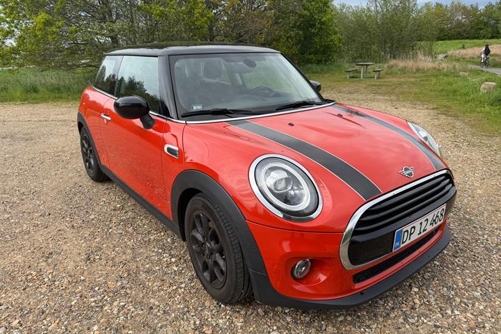 Rød Mini Cooper fra 2019 set udefra