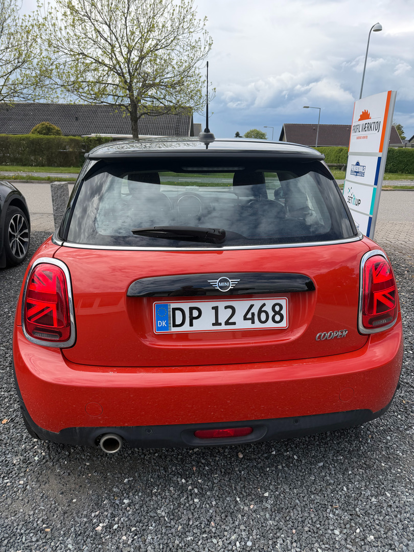 Rød Mini Cooper fra 2019