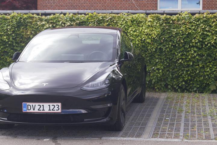 Sort Tesla Model 3 fra 2023
