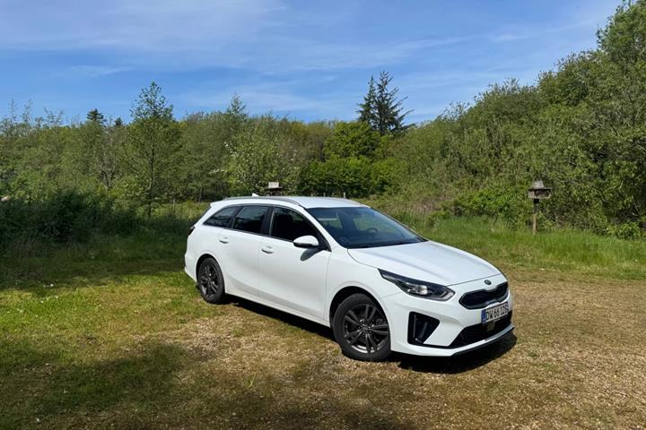 Hvid Kia Ceed fra 2021 set udefra