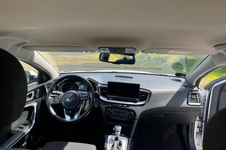 Hvid Kia Ceed fra 2021