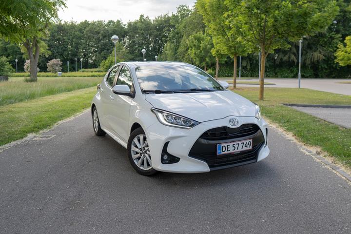 Hvid Toyota Yaris fra 2021 set udefra
