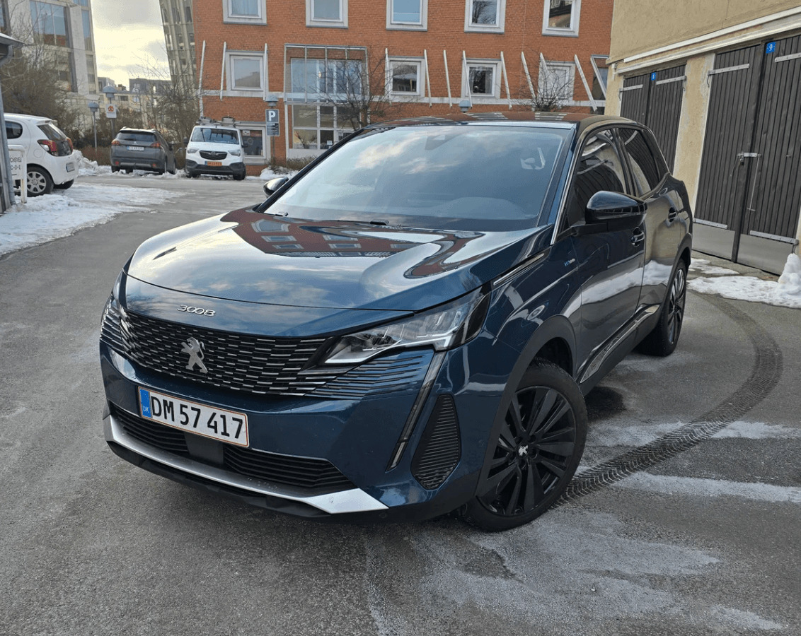 Blå Peugeot 3008 fra 2022