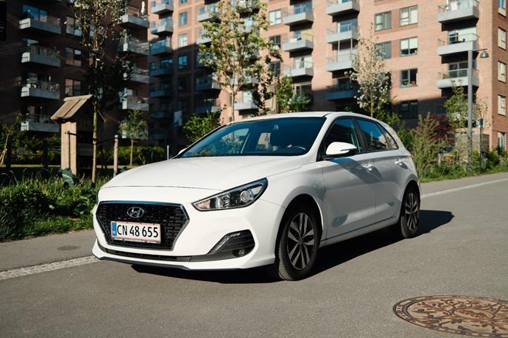 Hvid Hyundai i30 fra 2019 set udefra