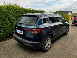 Blå Skoda Karoq fra 2021