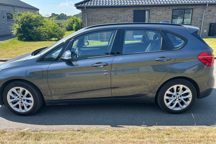 Grå BMW 225xe fra 2019