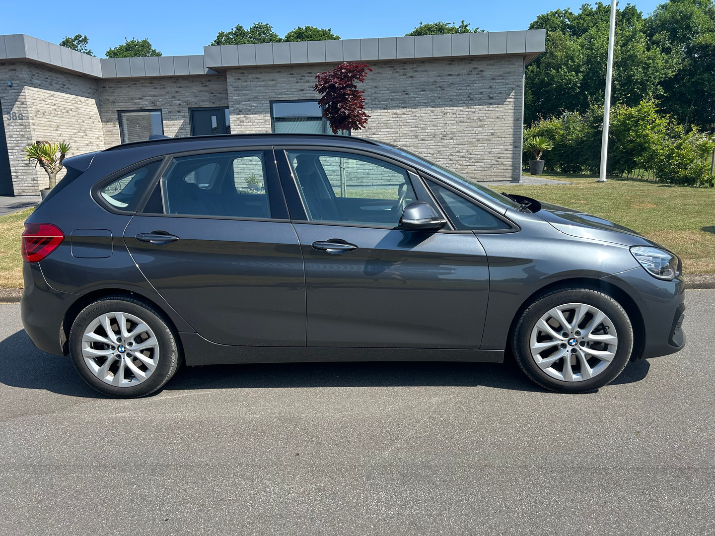 Grå BMW 225xe fra 2019