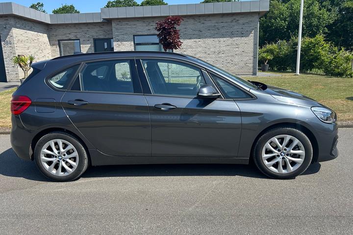 Grå BMW 225xe fra 2019
