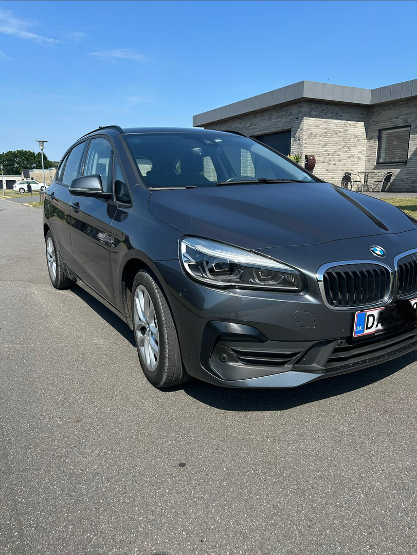 Grå BMW 225xe fra 2019