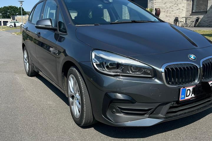 Grå BMW 225xe fra 2019