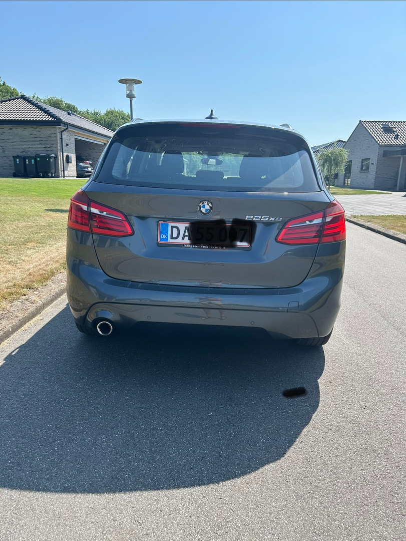 Grå BMW 225xe fra 2019