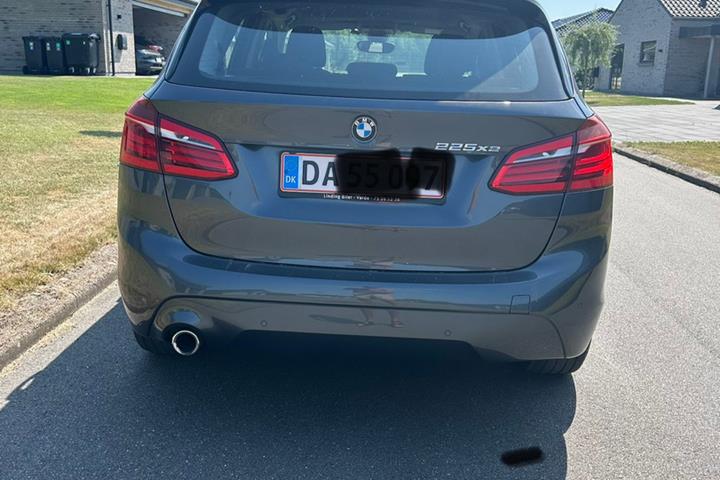 Grå BMW 225xe fra 2019