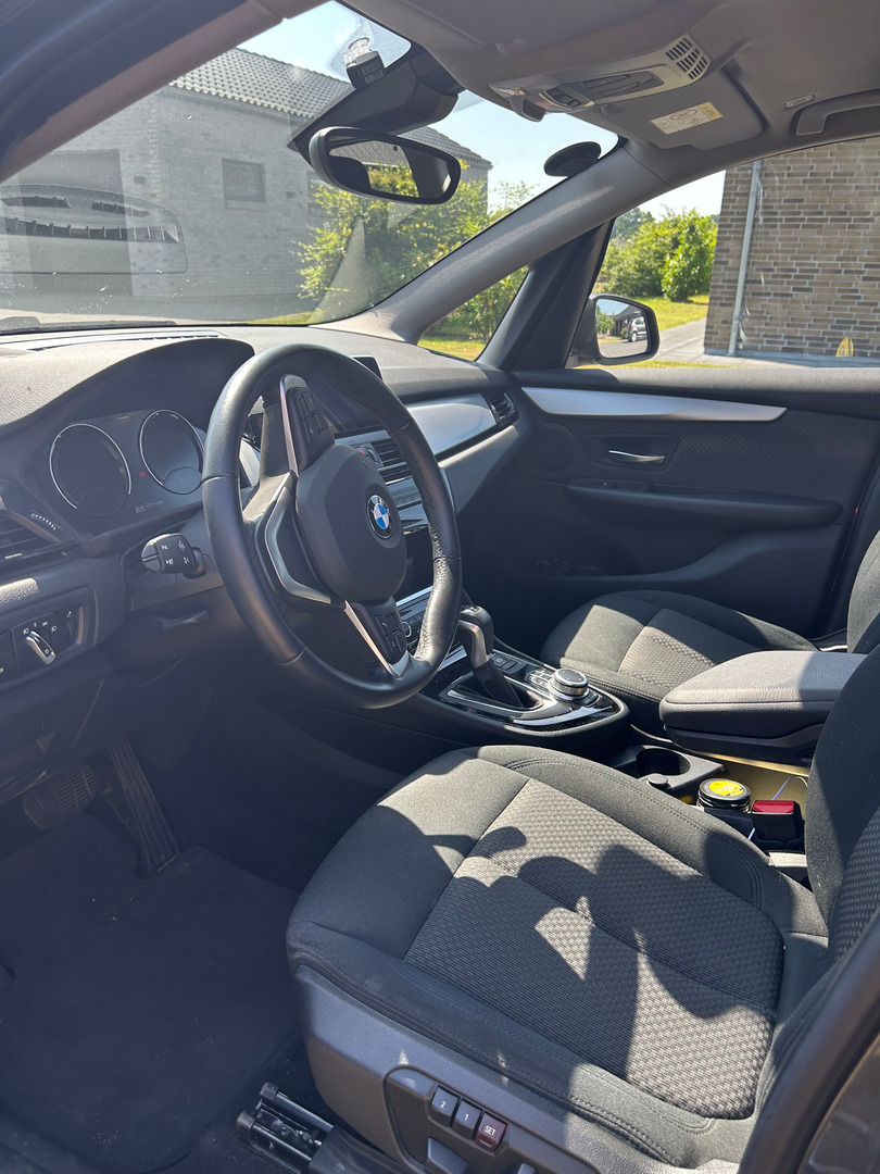 Grå BMW 225xe fra 2019